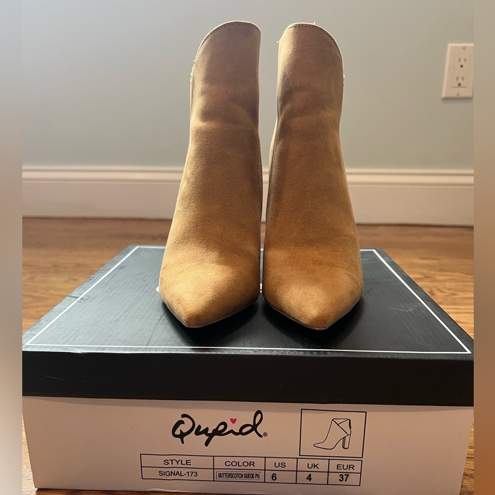 Size 6. Pointy suede bootie